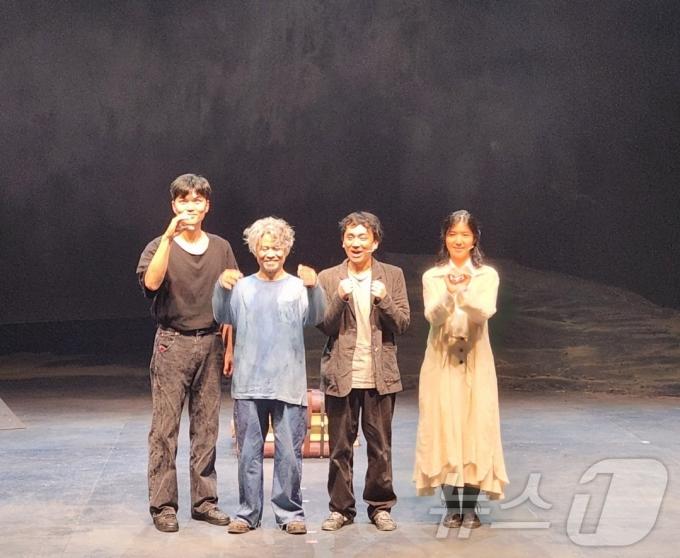 연극 '연안지대' 프레스콜 및 기자간담회에서 김정 연출(왼쪽부터), 윤상화(이스마일 역), 이승우(윌프리드 역), 최나라(잔·기로믈랑 역)이 포즈를 취하고 있다. ⓒ 뉴스1 정수영 기자