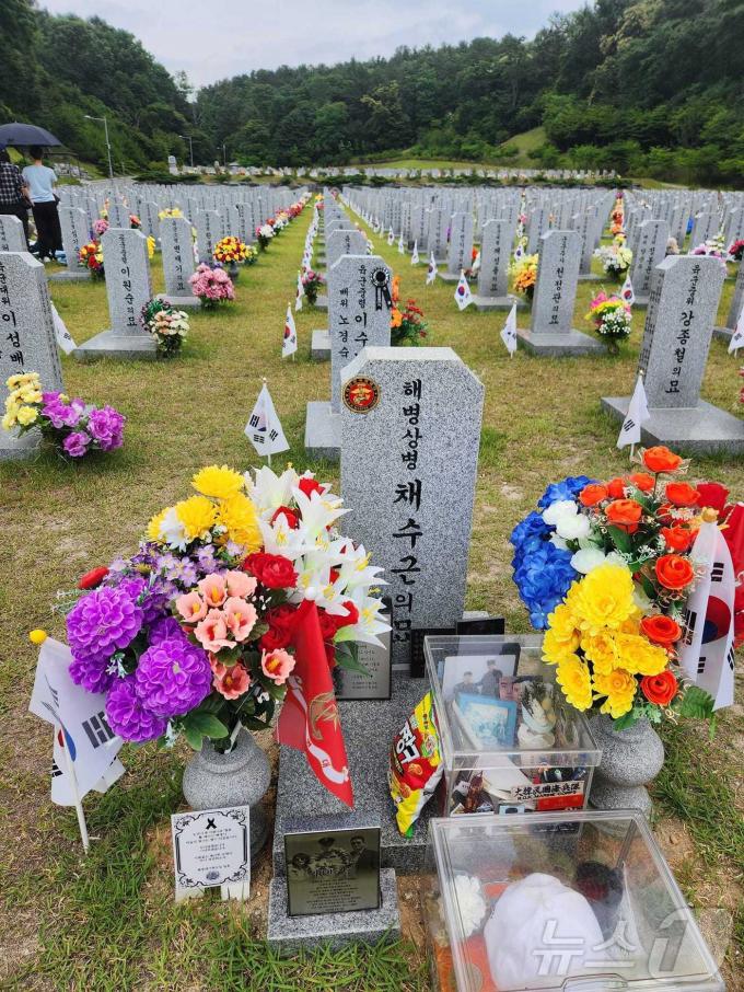 대전현충원 장병 제4묘역에 잠들어 있는 고 채수근 해병대 상병. 고인이 좋아했다는 '짱구'과자가 누군가 놓고갔다.  (SNS 갈무리) ⓒ 뉴스1