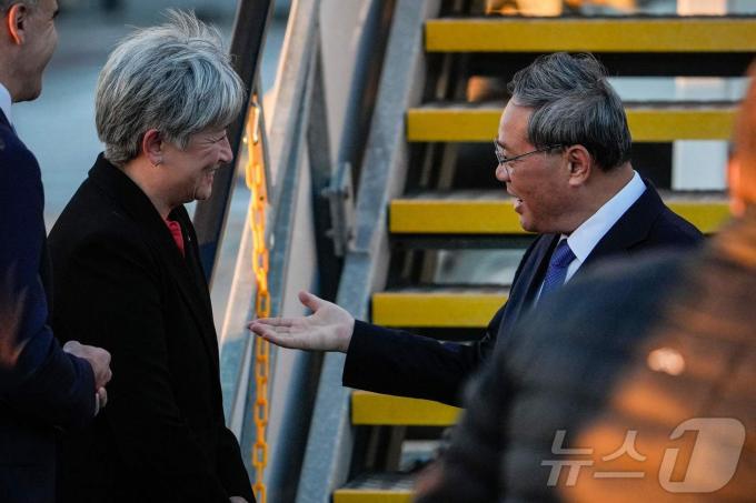 [사진] 호주 공항 도착해 페니 웡 외무 영접 받는 리창 총리