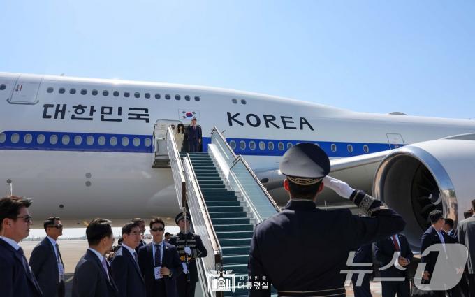 [사진] 사마르칸트 향하는 윤석열 대통령