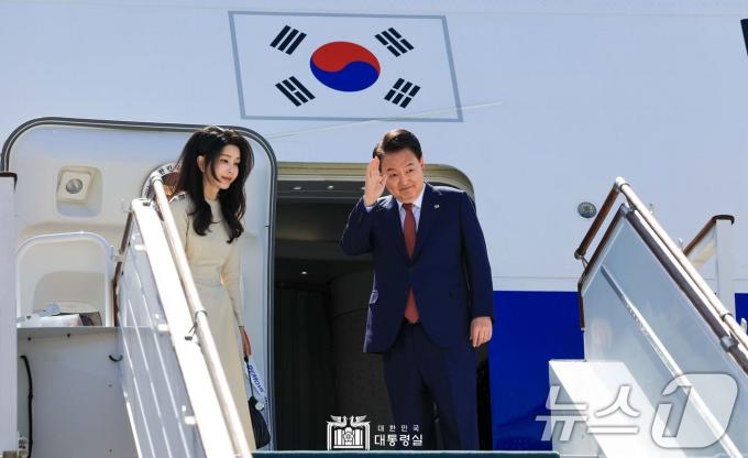 [사진] 우즈베키스탄 사마르칸트 향하는 윤석열 대통령