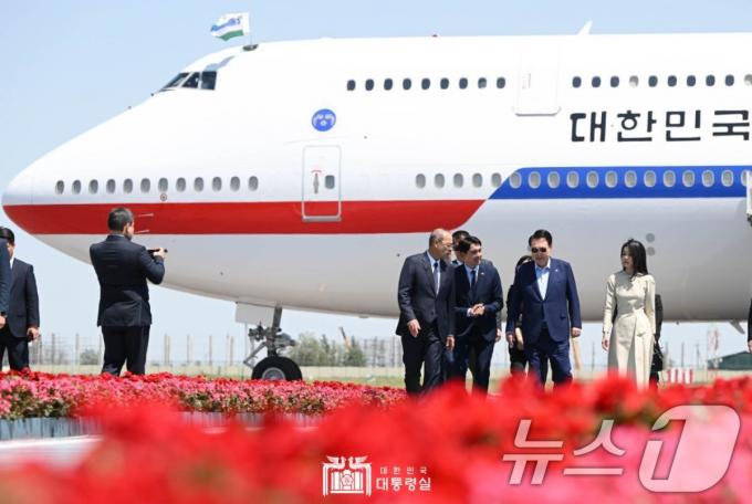 [사진] 사마르칸트 도착한 윤석열 대통령 부부