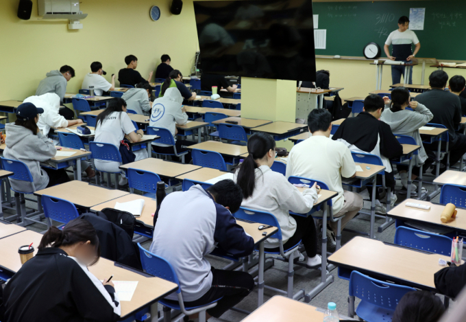 문·이과 통합형 대학수학능력시험이 서울대·연세대·고려대로 이어지는 대학 합격점수 순위가 서울대·고려대·연세대로 됐다. 2025학년도 대학수학능력시험 6월 모의평가일인 4일 서울 양천구 목동 종로학원 본원에서 수험생들이 2교시 수학영역 시험을 준비하고 있다. /사진=뉴스1