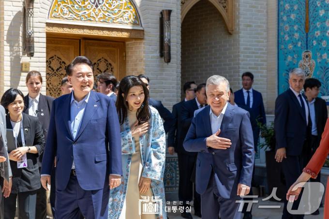 [사진] 사마르칸트 방문한 윤석열 대통령 부부