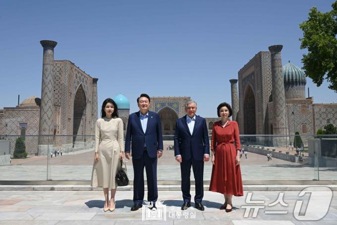 [사진] 사마르칸트 방문한 윤석열 대통령 부부