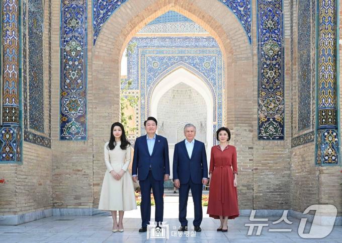 [사진] 윤석열 대통령 부부, 사마르칸트 방문