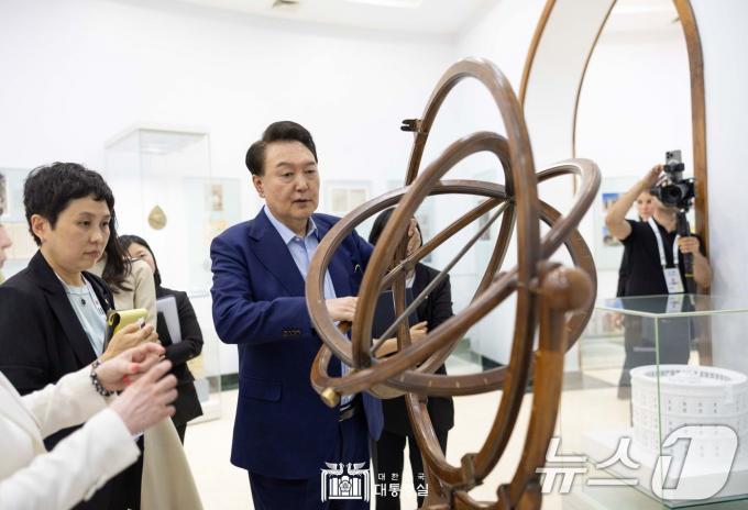 [사진] 사마르칸트 울루그백 천문대 박물관 찾은 윤석열 대통령