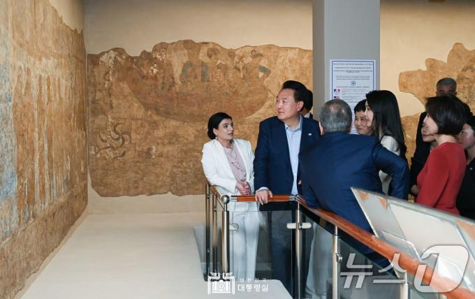 [사진] 사마르칸트 유적 관람하는 윤석열 대통령 부부