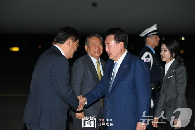 [사진] 윤석열 대통령 부부, 중앙아시아 3개국 국빈 방문 마치고 귀국