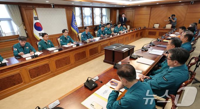 [사진] 한덕수 국무총리, 의사집단행동 중앙재난안전대책본부 회의 주재