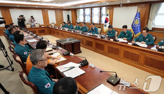 [사진] 한덕수 국무총리, 의사집단행동 중앙재난안전대책본부 회의 주재