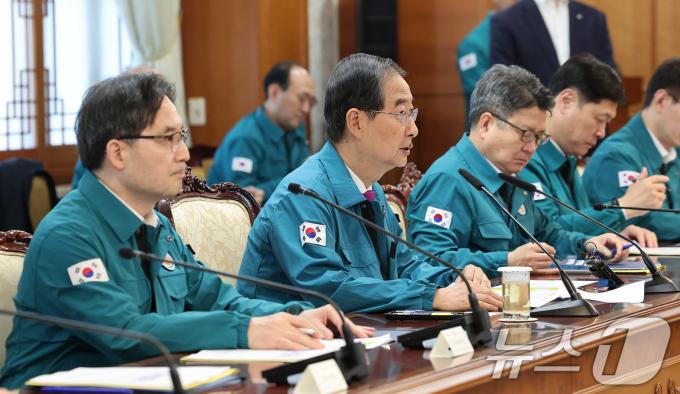 [사진] 의사집단행동 중앙안전대책본부 회의 주재하는 한덕수 총리