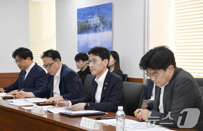[사진] 제18차 재정집행 점검회의 주재하는 김윤상 2차관