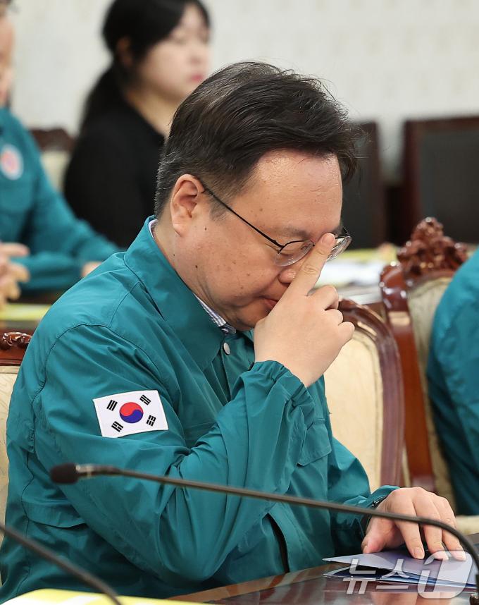 [사진] 생각에 잠긴 조규홍 보건복지부 장관