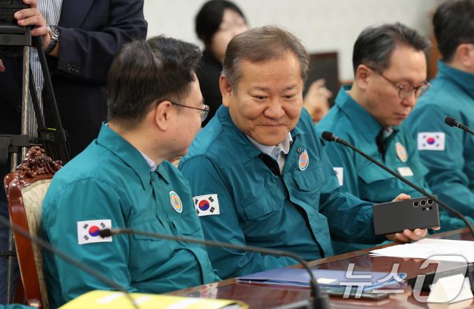 [사진] 대화하는 이상민·조규홍