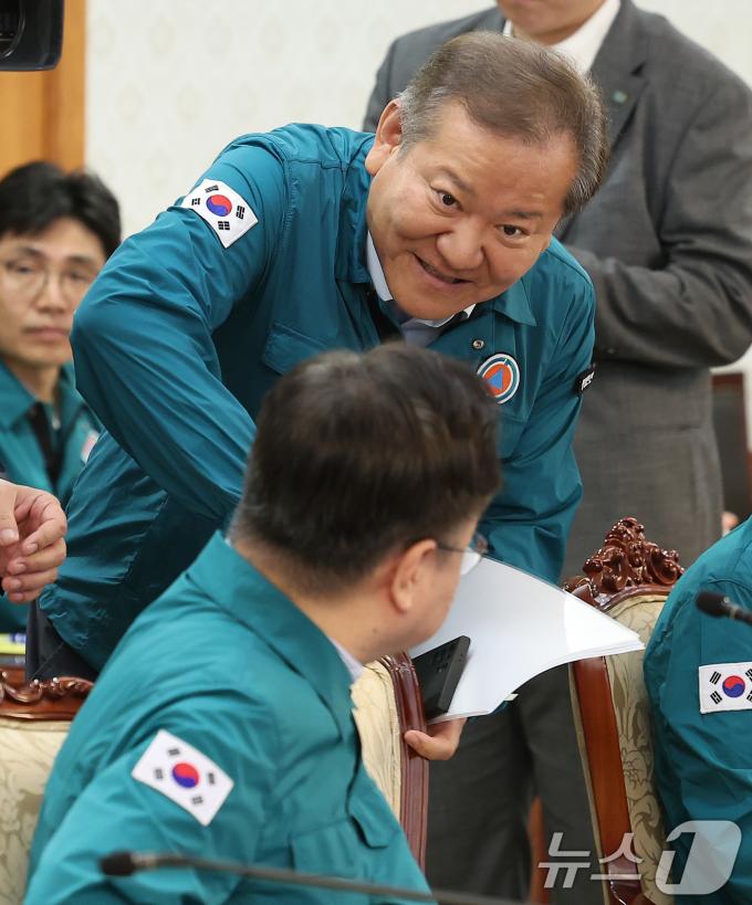 [사진] 인사하는 이상민·조규홍