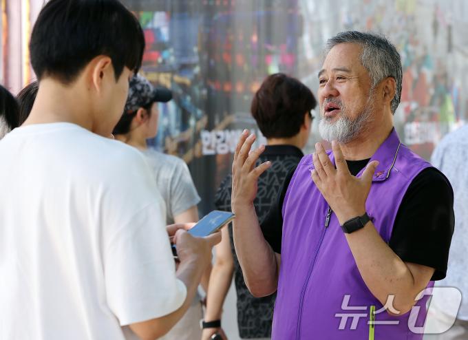 [사진] 취재진과 인터뷰 하는 이정민 유가족협의회 운영위원장