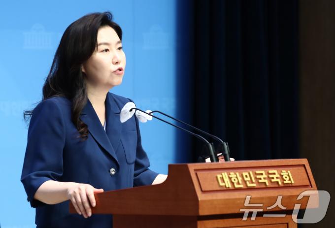 [사진] 강유정 원내대변인, 국힘 상임위 거부 및 대법관 후보 발표 관련 브리핑