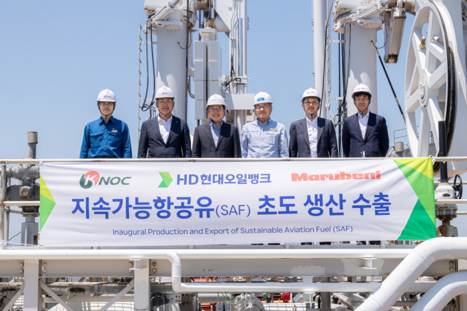 지속가능항공유 초도 생산 수출 행사에 참석한 관계자들(왼쪽부터 이주현한국석유공사 서산지사장, 전병혁 한국석유공사 석유사업처장, 박진혁 HD현대오일뱅크 트레이딩부문장, 이승호 HD현대오일뱅크 생산운영기획부문장, 마사토미 류이치 한국마루베니 대표, 시라이시 준페이 마루베니 차세대 연료사업기획팀장)  /사진=HD현대오일뱅크  