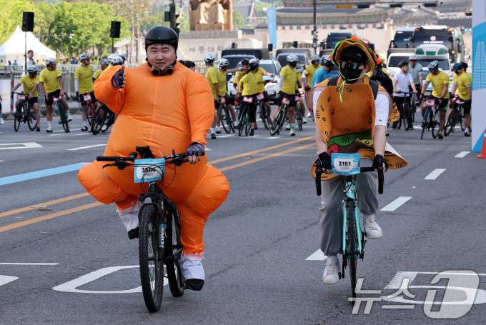 지난 달 19일 서울 종로구 광화문광장에서 열린 2024 서울 자전거 대행진에서 이색 복장을 한 시민이 힘차게 출발하고 있다. ⓒ News1 장수영 기자