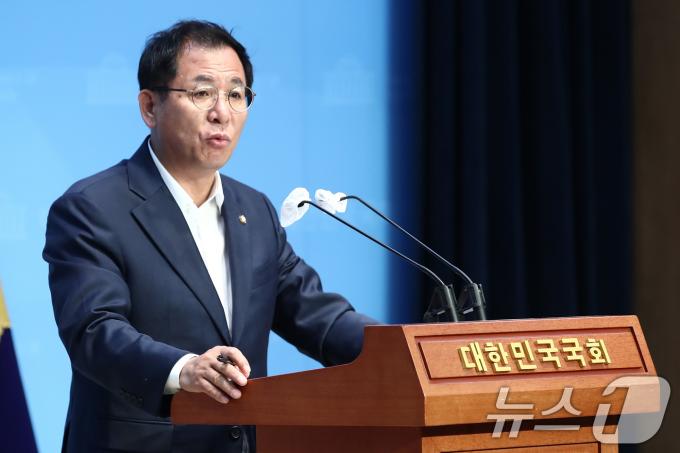 [사진] 이상휘 미디어특위원장, 민주당 방통위 2인 체제 합법성 인정 관련 기자회견