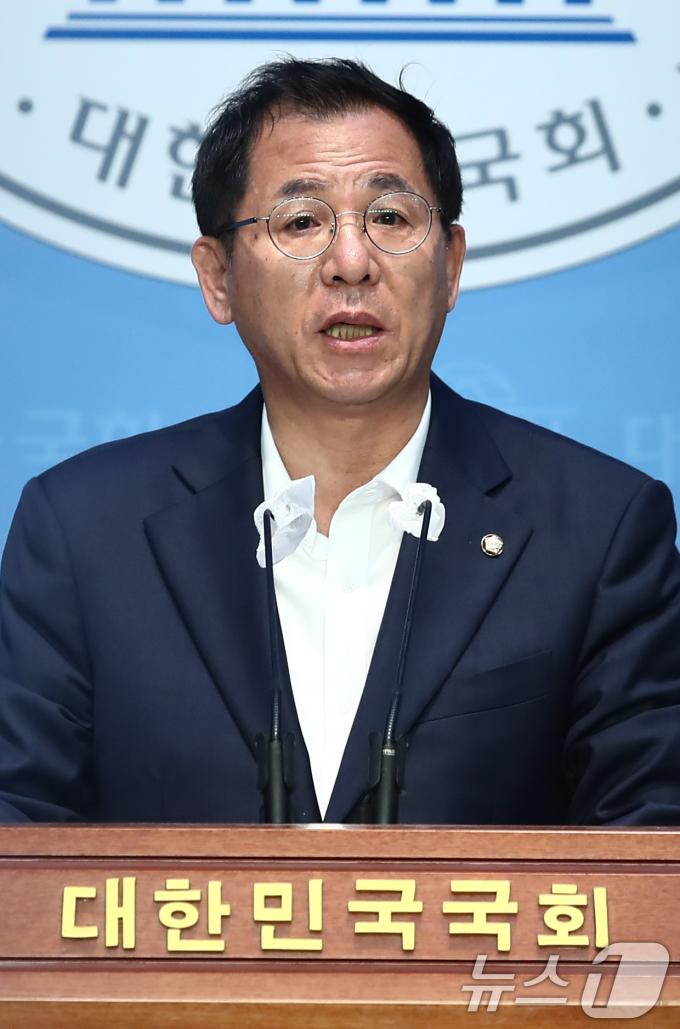 [사진] 이상휘 미디어특위원장, 민주당 방통위 2인 체제 합법성 인정 관련 기자회견