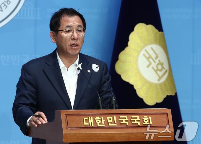 [사진] 이상휘 미디어특위원장, 민주당 방통위 2인 체제 합법성 인정 관련 기자회견