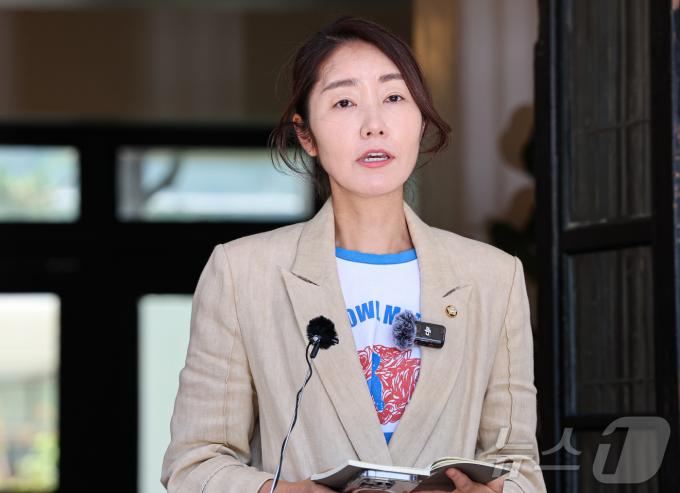 [사진] 현장간담회 관련 질문에 답하는 강선우 의원