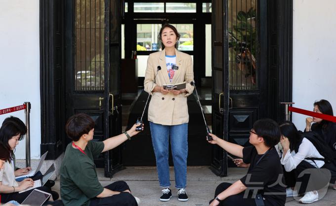 [사진] 현장간담회 관련 질문에 답하는 강선우 의원