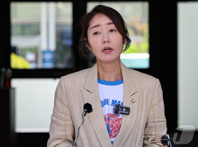 [사진] 현장간담회 관련 질문에 답하는 강선우 의원