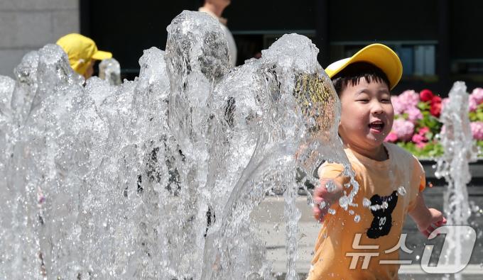 [사진] 무더위 날리는 물놀이