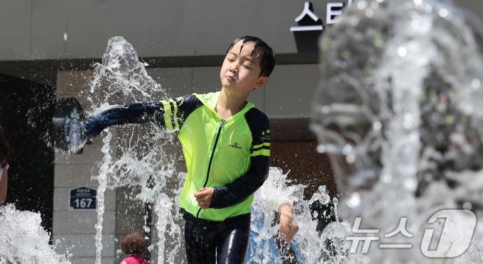 [사진] '더위 날려'