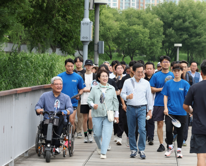 김동연 경기도지사가 15일 오전 수원 광교호수공원에서 시민들과 산책을 함께하고 있다. / 사진=김동연SNS