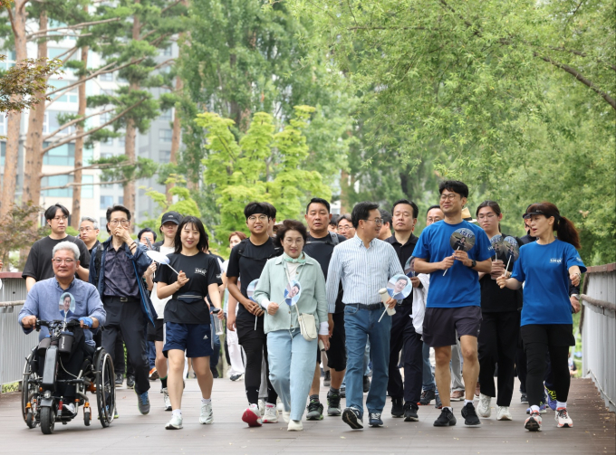 김동연 경기도지사가 15일 오전 수원 광교호수공원에서 시민들과 산책을 함께하고 있다. / 사진=김동연SNS
