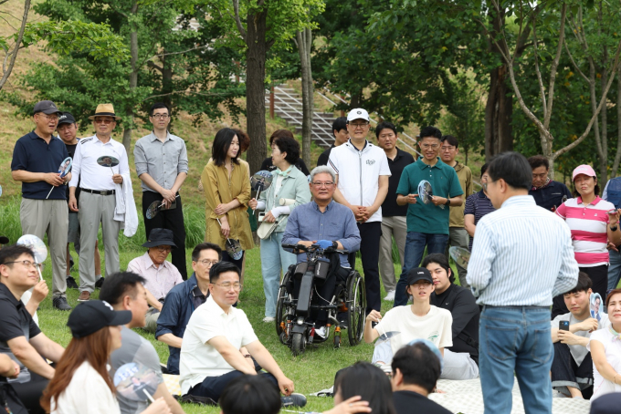 김동연 경기도지사가 15일 오전 수원 광교호수공원에서 시민들과 산책을 함께한 가운데, 김동연 지사의 팬클럽인 '동고동락' 회원, 시민들과 함께 대화를 나누고 있다. / 사진=김동연SNS