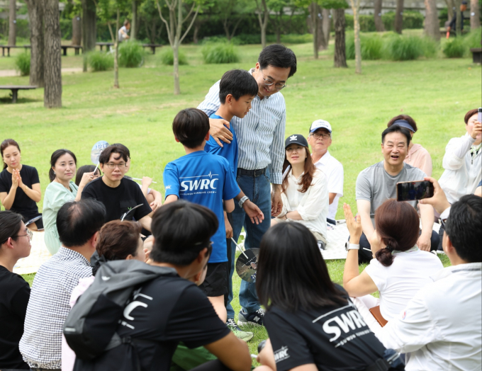 김동연 경기도지사가 15일 오전 수원 광교호수공원에서 시민들과 산책을 함께한 가운데, 김동연 지사의 팬클럽인 '동고동락' 회원, 시민들과 함께 대화를 나누고 있다. / 사진=김동연SNS