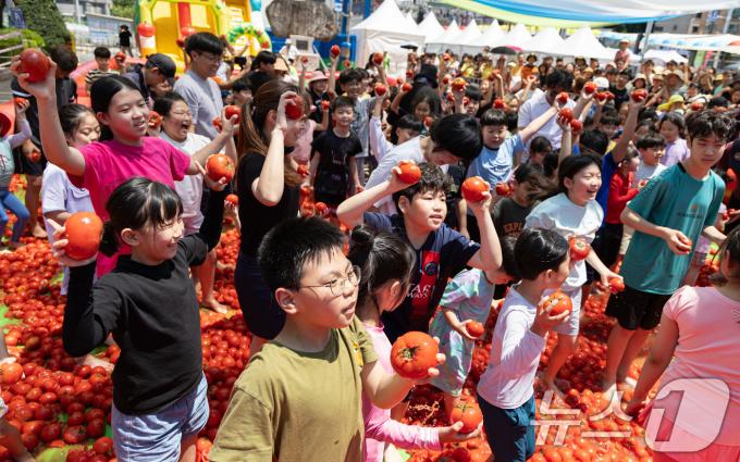 [사진] '토마토 번쩍 들고'
