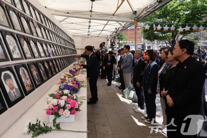 [사진] 철거 전 서울광장 이태원 합동분향소 찾은 우원식 국회의장