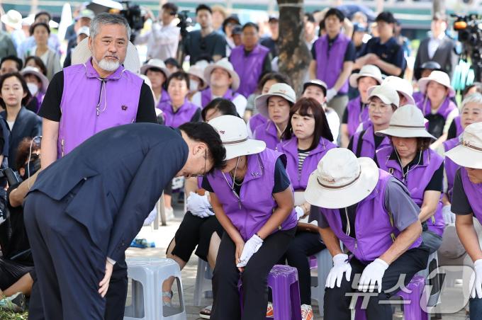 [사진] 이태원 참사 유가족에게 인사하는 우원식 국회의장