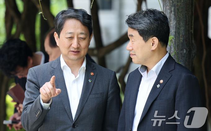 [사진] 대화하는 이주호 부총리·안덕근 장관
