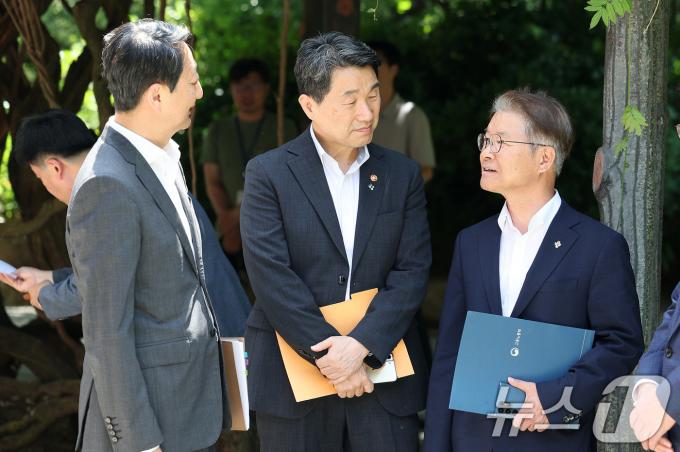 [사진] 대화하는 이주호·안덕근·이정식