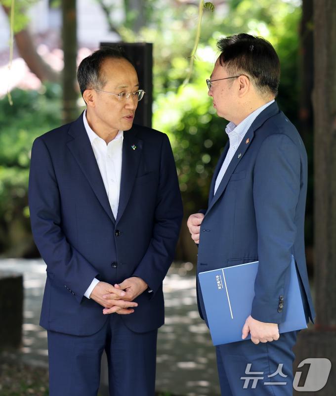 [사진] 대화하는 추경호 원내대표·조규홍 장관