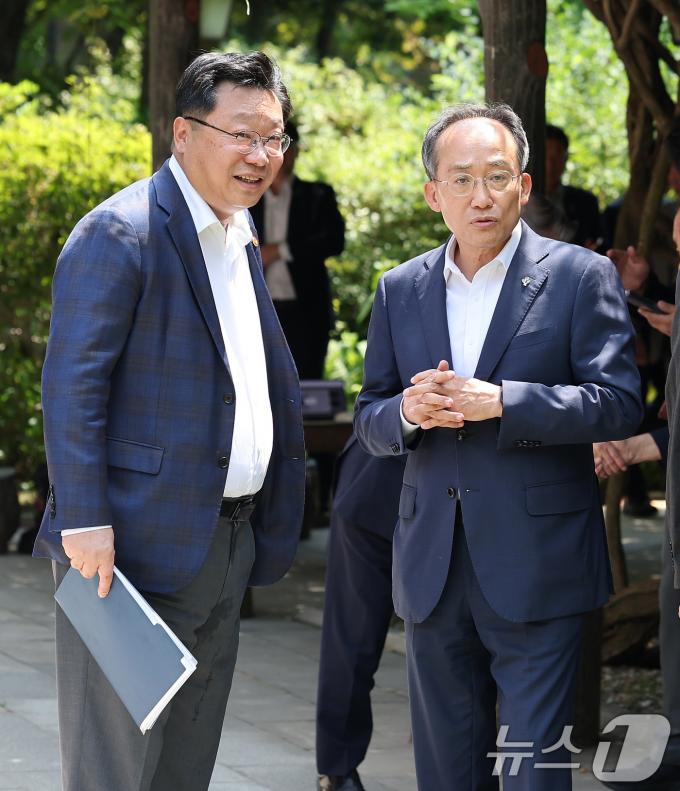 [사진] 대화 나누는 추경호 원내대표·주형환 부위원장