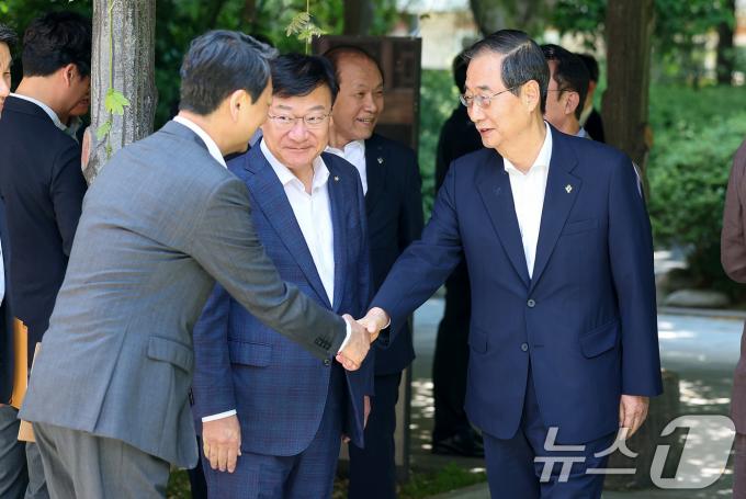 [사진] 인사하는 한덕수 총리·안덕근 장관