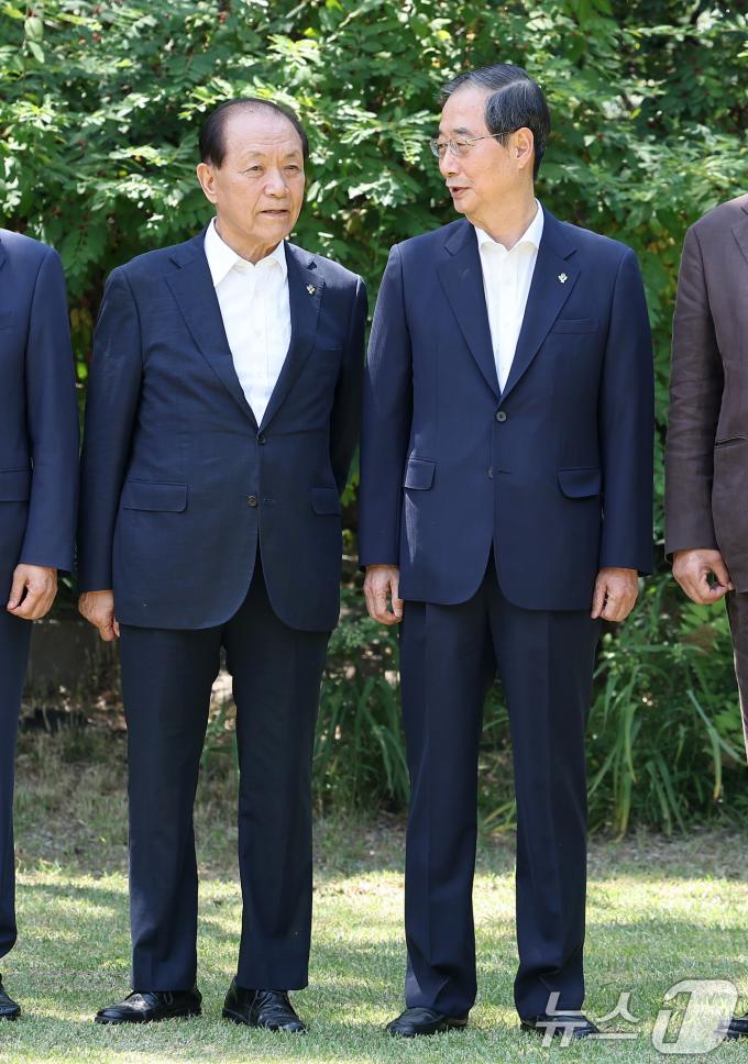 [사진] 대화 나누는 한덕수 총리·황우여 비대위원장