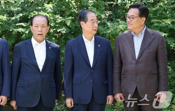 [사진] 대화 나누는 한덕수 총리·정진석 비서실장