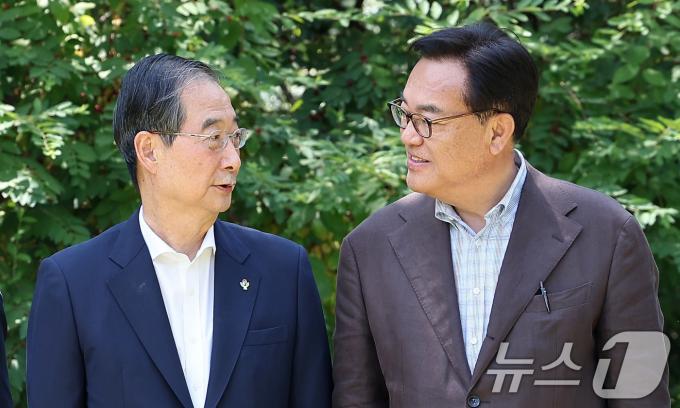 [사진] 대화 나누는 한덕수 총리·정진석 비서실장