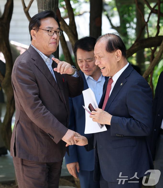 [사진] 인사 나누는 황우여 비대위원장·정진석 비서실장