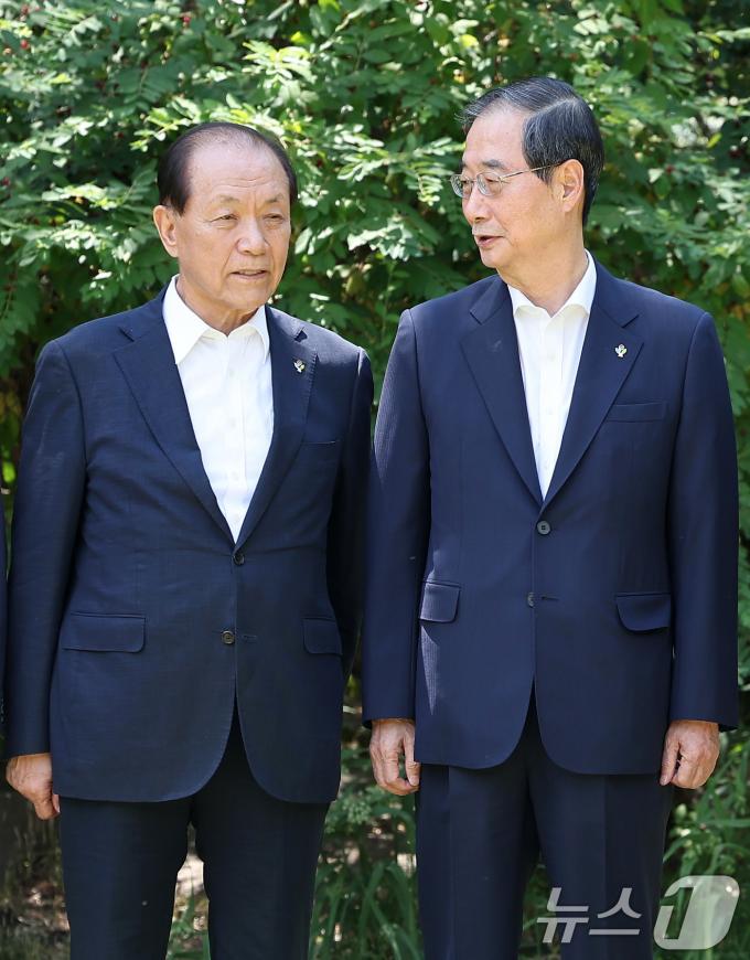 [사진] 대화 나누는 한덕수 총리·황우여 비대위원장