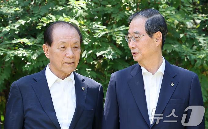 [사진] 대화 나누는 한덕수 총리·황우여 비대위원장